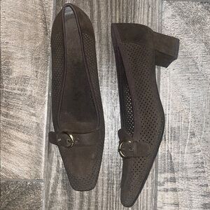 Stuart Weitzman kitten heel Brown Suede leather 1.5” Heeled with Buckle